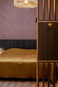 维里Hotel Veere的一间卧室配有一张床和一个吊灯