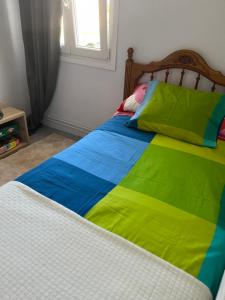 福斯Viviendas uso turístico REME I的床上有五颜六色的毯子