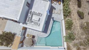 安迪帕罗斯岛Villa Yialos的房屋旁游泳池的顶部景色