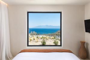 Ágios FokásKOIA All - Suite Well Being Resort - Adults Only的一间卧室设有海景窗户