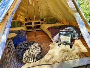 斯韦伦丹Gaia Double bell tent的帐篷,配有两张床和标志