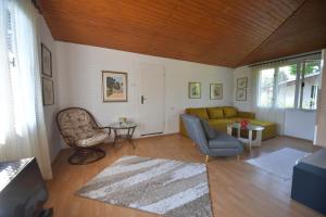 诺维萨德Danube River house的客厅配有沙发和椅子