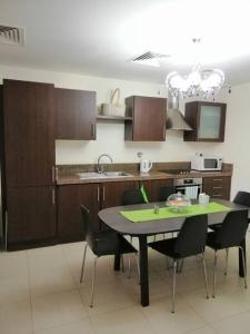 索瓦马Dead Sea Jordan Sea View Samarah Resort Traveler Award 2024 winner的厨房配有桌椅和水槽。