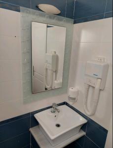 阿佐里姆诺斯Thealos的一间带水槽和镜子的浴室