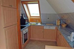 ZudarRuegen_Fewo 137的厨房设有水槽和窗户。