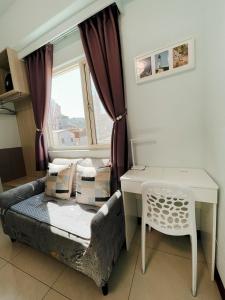 南竿祖厝民宿的小房间设有床、书桌和窗户