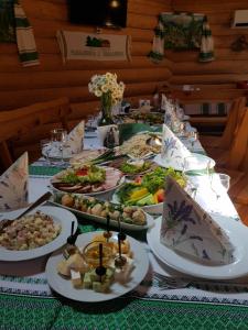 ChynadiyovoChudodievo in Chynadievo Mini-Hotel的一张桌子上放着许多盘子的食物
