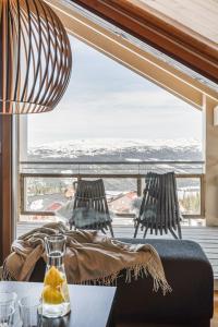 奥勒Åre's best family home的客房设有大窗户、一张床和一张桌子