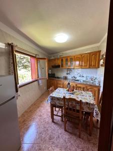 戈梅拉岛圣塞瓦斯蒂安Casa Zaida的厨房配有桌子和冰箱