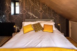 昂热La Maison de Florence的一间卧室配有一张带黄色枕头的床。