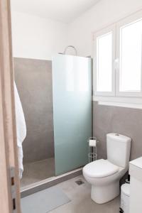 凯法洛斯Saint Nicholas Houses的白色的浴室设有卫生间和淋浴。