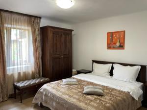 莫伊西德约斯Casa Dudu的一间卧室配有一张大床和两个枕头