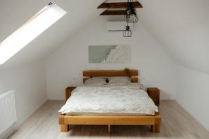 PrejmerGuest House Zanoaga的白色客房内的一间卧室配有一张木床