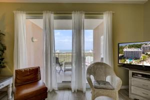 格尔夫海岸The Dunes 507 by Vacation Homes Collection的客厅设有海景窗户。