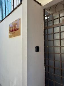瓦哈卡市Xochimilco Apartment的门旁墙上的标志