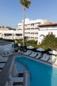 卡尔扎迈纳Agrelli Hotel & Suites的一个带躺椅的游泳池和一间酒店