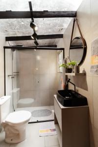 本图贡萨尔维斯Cabana Grafe的一间带卫生间和水槽的浴室