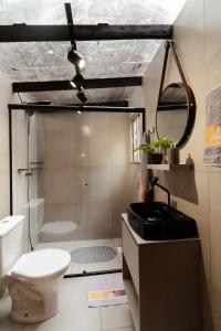 本图贡萨尔维斯Cabana Grafe的一间带卫生间和水槽的浴室