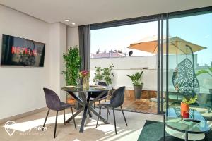 拉巴特Stayhere Rabat - Agdal 3 - Prestige Residence的一间带桌椅的用餐室