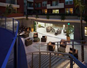 洛杉矶Suites in MDR-Venice with Pool, GYM & HotTub的公寓庭院位于大楼内,设有沙发和椅子。