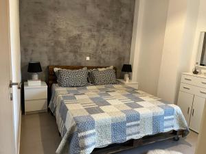 波塞蒂Angelo’s Elegant Summer House的一间卧室配有一张带 ⁇ 子毯子的床