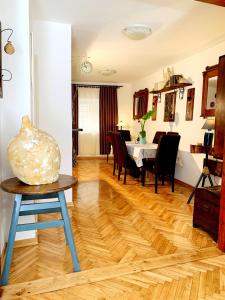 布德瓦Villa Urbana, Old Town Budva的客厅铺有木地板,配有桌子。