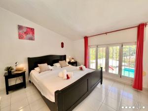 莫莱拉VH CostaBlanca - SABATERA的一间卧室设有一张大床和一个大窗户