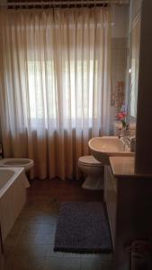 奥斯塔Casa vacanze Gianluca的浴室配有卫生间、盥洗盆和淋浴。