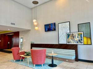 莫米Holiday Inn Toledo - Maumee I-80/90, an IHG Hotel的大堂配有沙发、椅子和桌子