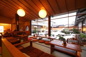 丰冈市大西屋水翔苑的客厅设有桌子和大窗户