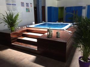 萨洛Saval Spa Aqquaria Family Complex的一座游泳池,位于带楼梯和植物的房间