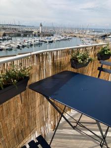 基伯龙Studio du vieux port的阳台的蓝色桌子,带码头