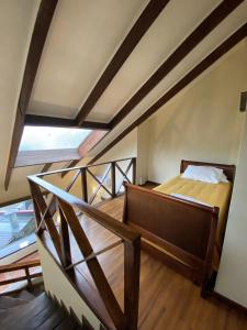 蒙特港Cabañas del Puerto的铺有木地板的客房内设有一间卧室和一张床。