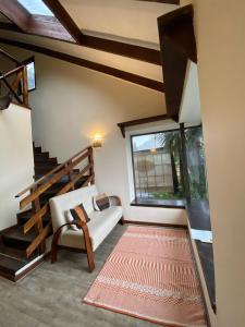蒙特港Cabañas del Puerto的客厅设有白色沙发和楼梯。