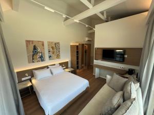 尼基季Studio Nikiti Beach的卧室配有白色的床和沙发