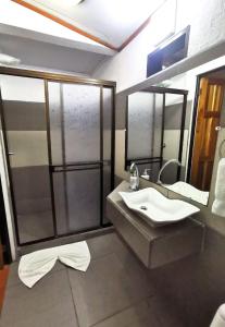托尔图格罗Casa Marbella的一间带水槽和大镜子的浴室