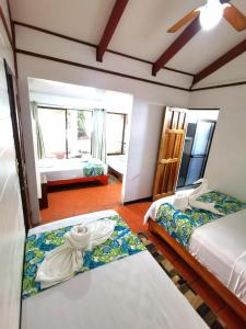 托尔图格罗Casa Marbella的酒店客房设有两张床和一间卧室,享有美景。