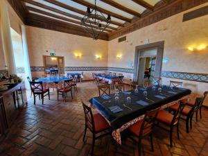 伊柳埃卡Castillo de Illueca的大型用餐室配有蓝色的桌椅