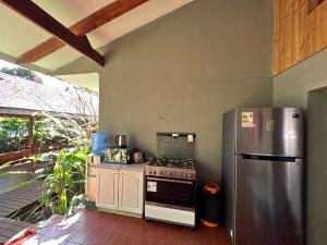 安加罗阿Te Ariki - Adults Only的厨房配有炉灶和冰箱。
