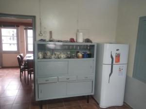 门多萨Casita de mis viejos的厨房配有白色梳妆台和冰箱
