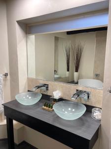诺里奇Arrandale Lodge的一间带两个盥洗盆和大镜子的浴室