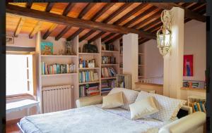 阿雷佐Casale di mamma Antonella的一间卧室设有一张床和一个书架