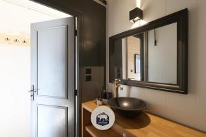 安格勒Le Petit Ours & Le Petit Cerf - Studios vue lac & montagnes的浴室设有黑色水槽和镜子