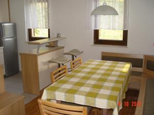 RadečeHoliday home Baron的厨房配有桌子和可放椅