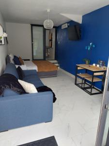 蒙沙南L'hacienda de Maria montchanin的一间卧室设有一张床和蓝色的墙壁