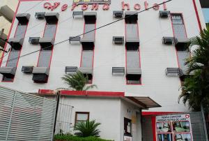 里约热内卢Verona Hotel的白色的建筑,上面有酒店标志