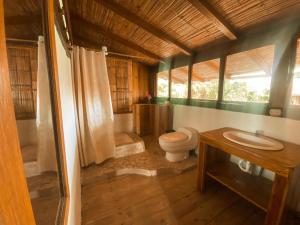 莫姆皮切Mompiche Island Hostel的一间带卫生间和水槽的浴室