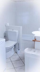 克吕塞耶Chic Campaign - Luxe and confort Lac et Montagne的白色的浴室设有卫生间和水槽。