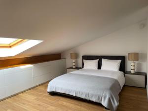 马托西纽什Matosinhos Terrace Apartment的一间卧室配有一张床和天窗