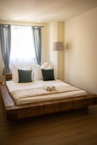 克吕塞耶Chic Campaign - Luxe and confort Lac et Montagne的一间卧室设有一张大床和窗户
